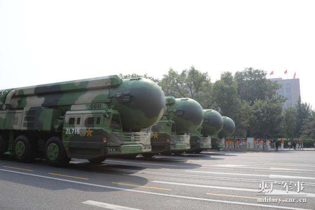 Các thông số của tên lửa DF-41 hiện tại vẫn rất mù mờ, tuy nhiên các chuyên gia tin rằng tầm bắn của nó có thể đạt từ 12.000 km cho tới tối đa 15.000 km - nghĩa là vươn tới được gần như "mọi ngóc ngách trên Trái Đất". Nguồn ảnh: QQ.