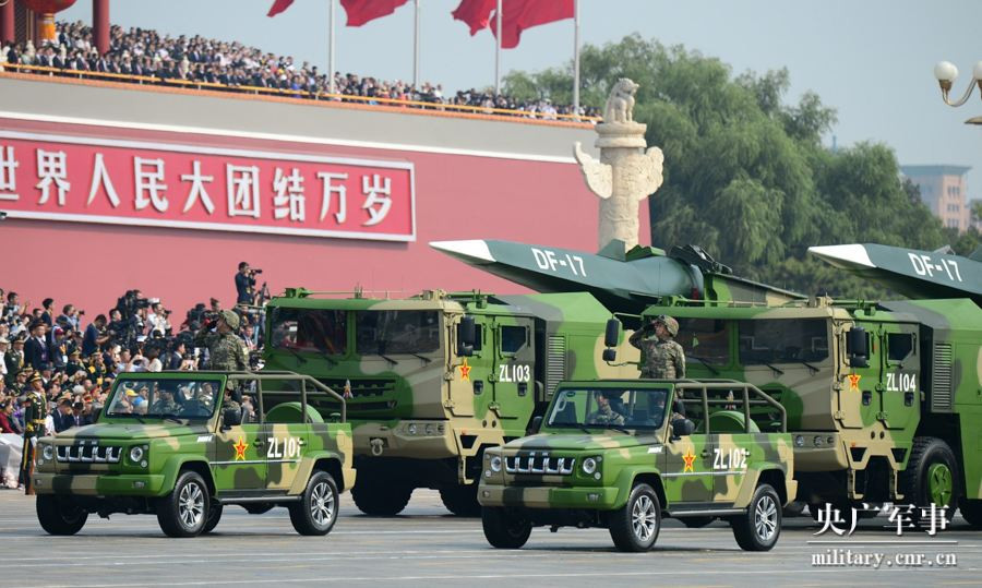 Tên lửa DF-17 sau khi đưa đầu đạn siêu thanh lên độ cao đủ lớn sẽ tách ra và rơi xuống bầu khí quyển, bốc cháy, sau đó đầu đạn sẽ tự dẫn, rơi xuống đúng mục tiêu bằng trọng lực Trái Đất mà không cần nhiên liệu đốt. Nguồn ảnh: QQ.