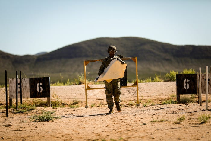 Giống như mọi khẩu súng ngắn hiện đại được ra đời trong thế kỷ 21, M17 cũng có khả năng gắn được nhiều loại phụ kiện khác nhau trong đó bao gồm đèn pin, đèn lade, ống giảm thanh,... Nguồn ảnh: BI.