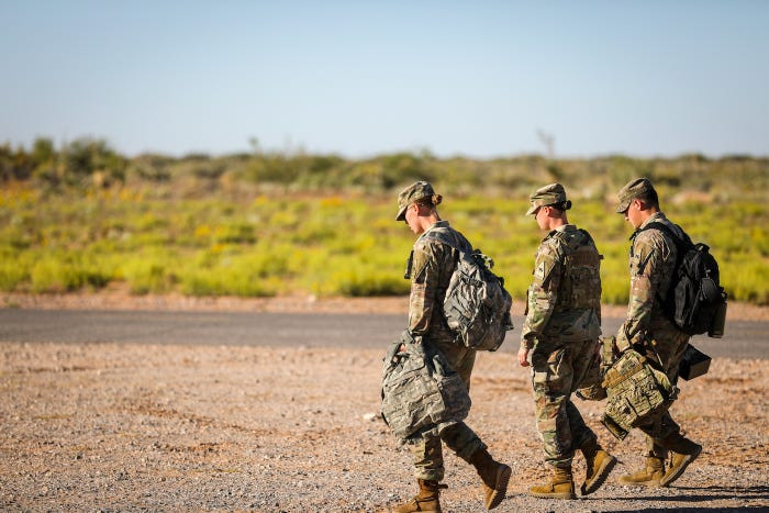 Binh lính Mỹ trên trường bắn sau khi tử nghiệm khẩu súng ngắn đời mới, thay thế cho khẩu súng từ "đời cụ nội" từng được họ sử dụng trong quá khứ. Nguồn ảnh: BI.