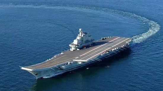 Hải trình dự kiến sẽ diễn ra vào thứ ba tuần này. Đây có thể coi là cuộc hải trình thử nghiệm khả năng hoạt động với chiến đấu cơ trên tàu khi nhiều nhân chứng ở Cảng đóng tàu Đại Liên khẳng định hàng không mẫu hạm Type 001A đã rời cảng với rất nhiều máy bay trên khoang tàu. Nguồn ảnh: QQ.