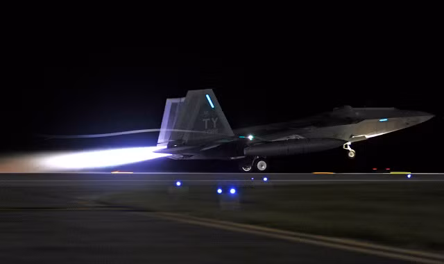 Điều này có được là do khi thiết kế động cơ của tiêm kích F-22, quân đội Mỹ đã nhấn mạnh khả năng sửa chữa của nó như một yếu tố quan trọng nhất. Điều này giúp giảm gánh nặng cho hệ thống hậu cần của Không quân Mỹ trong những chiến dịch lớn. Nguồn ảnh: Pinterest.