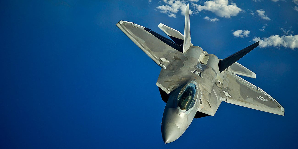 Truyền thông Mỹ khẳng định, tiêm kích F-22 Raptor dù cũng là chiến đấu cơ thế hệ năm như tiêm kích F-35 nhưng F-22 lại dễ sửa hơn nhiều so với "người kế nhiệm" của mình ra đời sau này. Nguồn ảnh: Pinterest.