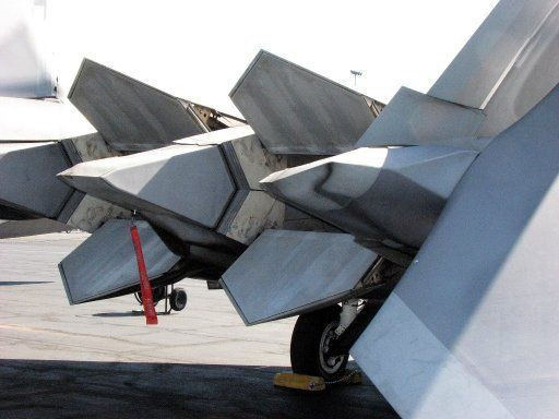 Tất nhiên, F-22 Raptor cũng có những thiết bị chuyên dụng để sửa chữa nhưng những thiết bị đó chỉ giúp việc tháo - lắp loại tiêm kích này diễn ra dễ dàng hơn - hoàn toàn có thể sửa dụng sức người với những loại thiết bị thông thường để sửa chữa hoặc thay thế động cơ của F-22 Raptor một cách bình thường dù có phần khá... vất vả. Nguồn ảnh: Pinterest.