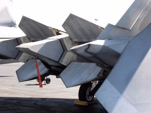 Tất nhiên, F-22 Raptor cũng có những thiết bị chuyên dụng để sửa chữa nhưng những thiết bị đó chỉ giúp việc tháo - lắp loại tiêm kích này diễn ra dễ dàng hơn - hoàn toàn có thể sửa dụng sức người với những loại thiết bị thông thường để sửa chữa hoặc thay thế động cơ của F-22 Raptor một cách bình thường dù có phần khá... vất vả. Nguồn ảnh: Pinterest.