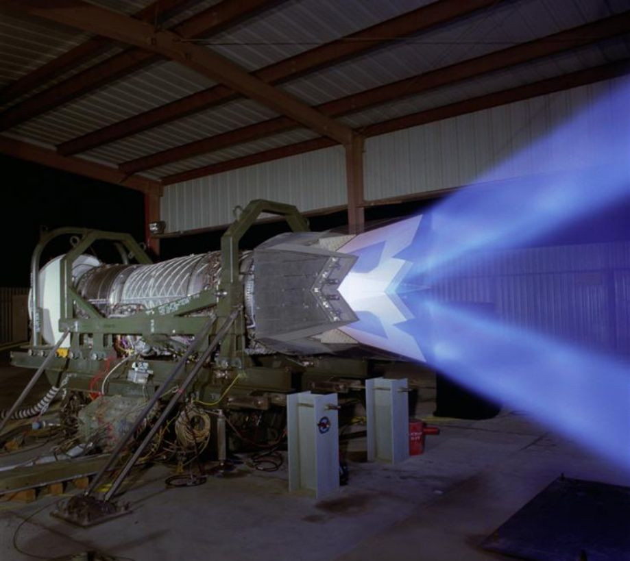 Đây là một ưu điểm vượt trội của tiêm kích thế hệ năm F-22 Raptor so với nhiều loại chiến đấu cơ cùng thế hệ hoặc thậm chí là vượt trội hơn cả các loại chiến đấu cơ thế hệ cũ. Nguồn ảnh: Pinterest.