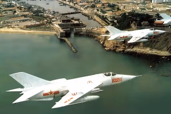 Tổng cộng đã có khoảng 1300 chiếc cường kích cơ Q-5 từng được Trung Quốc sản xuất trong quá khứ và trước đây, ngoài Trung Quốc ra còn có Pakistan và Bangladesh cũng sử dụng loại máy bay tấn công này. Nguồn ảnh: QQ.