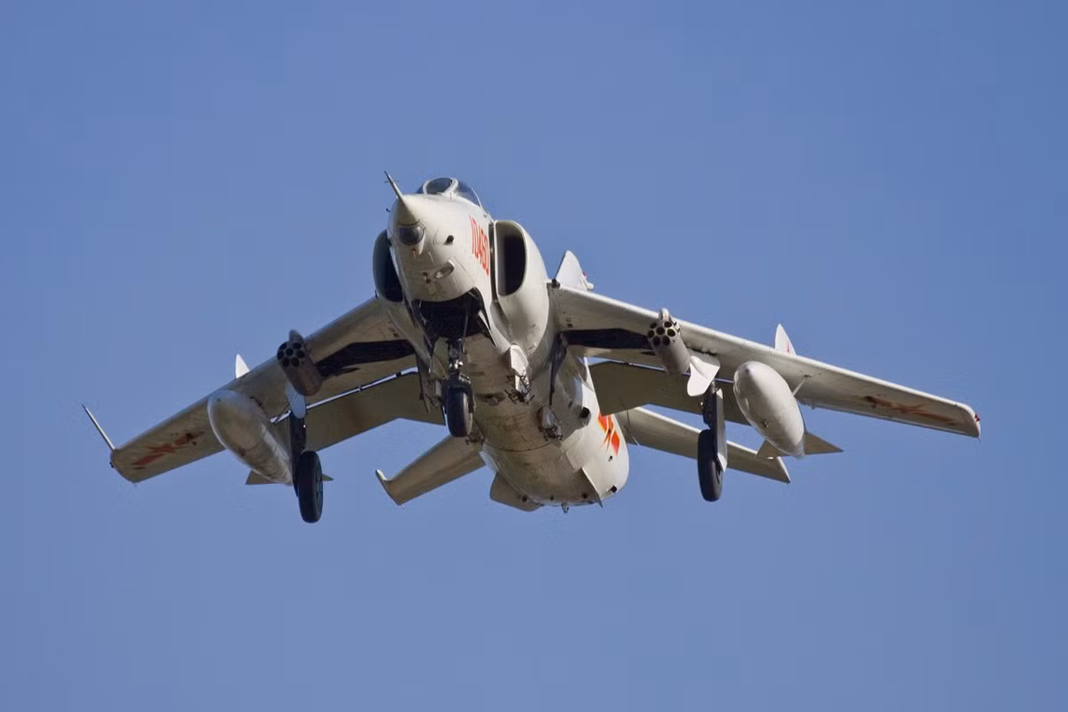 Do có các hệ thống điện tử ở mức sơ đẳng nhất, cung cấp cho phi công rất ít thông số bay dẫn đến việc Q-5 bị phụ thuộc hoàn toàn vào dẫn đường mặt đất. Khi mất liên lạc với không lưu, chiếc cường kích cơ này sẽ gần như vô dụng hoàn toàn trong việc tìm và xác định mục tiêu. Nguồn ảnh: QQ.