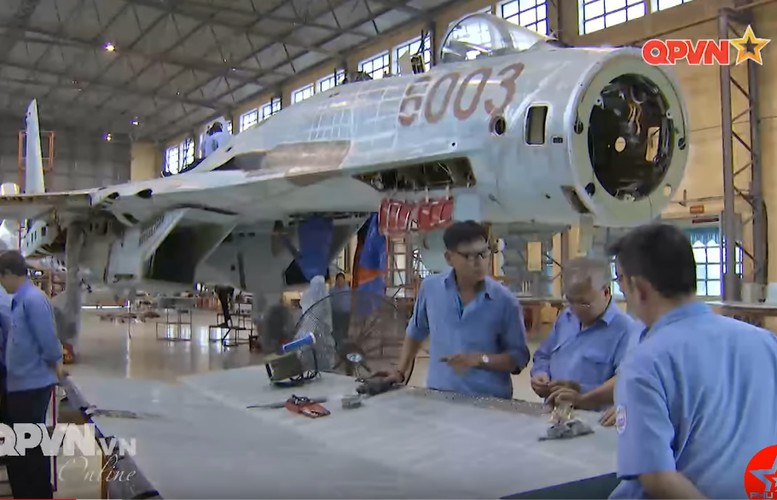 Trong biên chế Không quân Việt Nam, những tiêm kích Su-27 phiên bản Su-27SK được đánh số hiệu 600x trong khi đó loại Su-27UBK 2 chỗ ngồi được mang số hiệu 852x. Nguồn ảnh: QPVN.