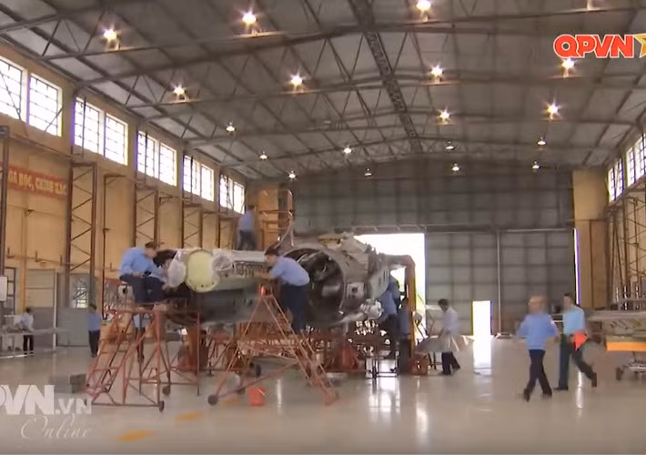 Trong biên chế của Không quân Việt Nam hiện có 12 chiếc Su-27 bao gồm 7 chiếc phiên bản Su-27SK và 5 chiếc Su-27UBK. Các chiến đấu cơ Su-27SK là phiên bản một chỗ ngồi trong khi đó Su-27UBK là loại hai ghế lái. Nguồn ảnh: QPVN.