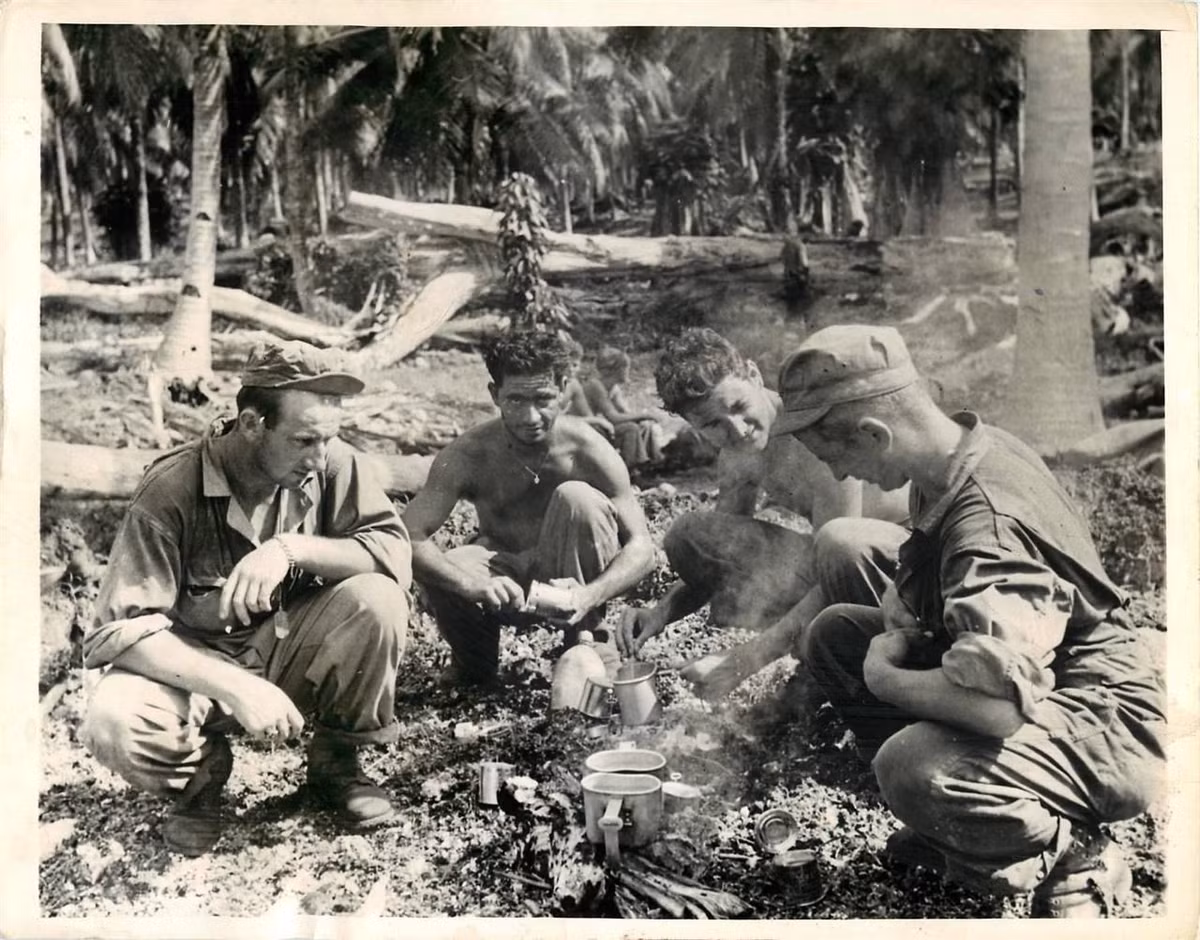 Đồ hộp được thiết kế để người lính có thể ăn được ngay hoặc đặt lên bếp, thả vào nước sôi,... để làm nóng. Nguồn ảnh: Flickr.