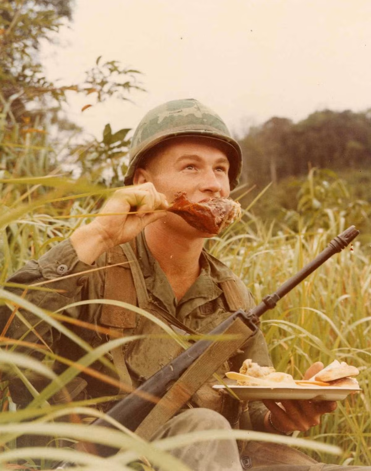 Vào những dịp Lễ Tạ ơn hay năm mới, Giáng sinh... lính Mỹ sẽ được trực thăng mang đồ ăn tươi, nóng tới tận đơn vị. Nguồn ảnh: Flickr.