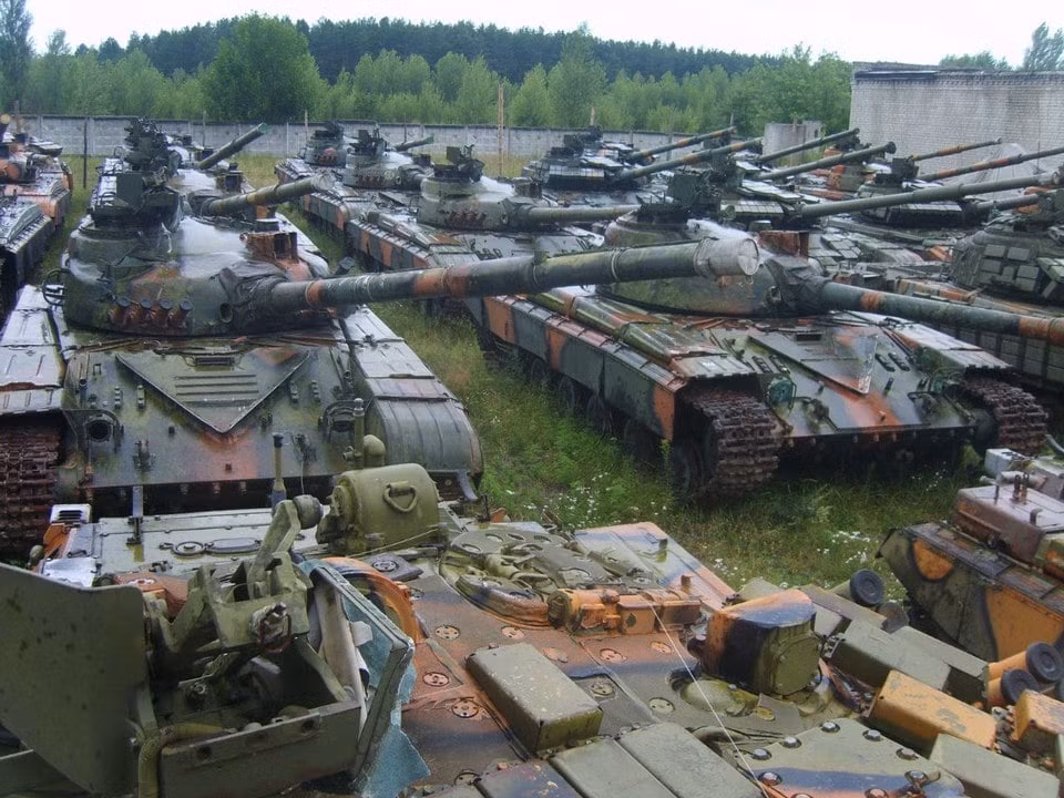 Một rừng xe tăng chủ lực còn mới cóng cạnh, sẵn sàng tham gia cuộc chiến ở Donbass. Nguồn ảnh: TankinAction.