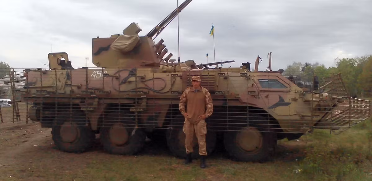 Xe thiết giáp chở quân BTR-4 với màu sơn giống với các loại phương tiện thiết giáp tham chiến ở Trung Đông. Nguồn ảnh: TankinAction.