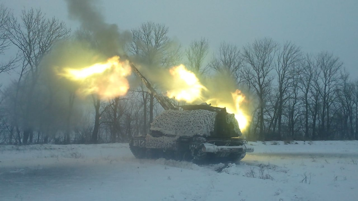 Pháo tự hành 2S19 Msta-S khai hoả về phía lực lượng ly khai thân Nga. Nguồn ảnh: TankinAction.