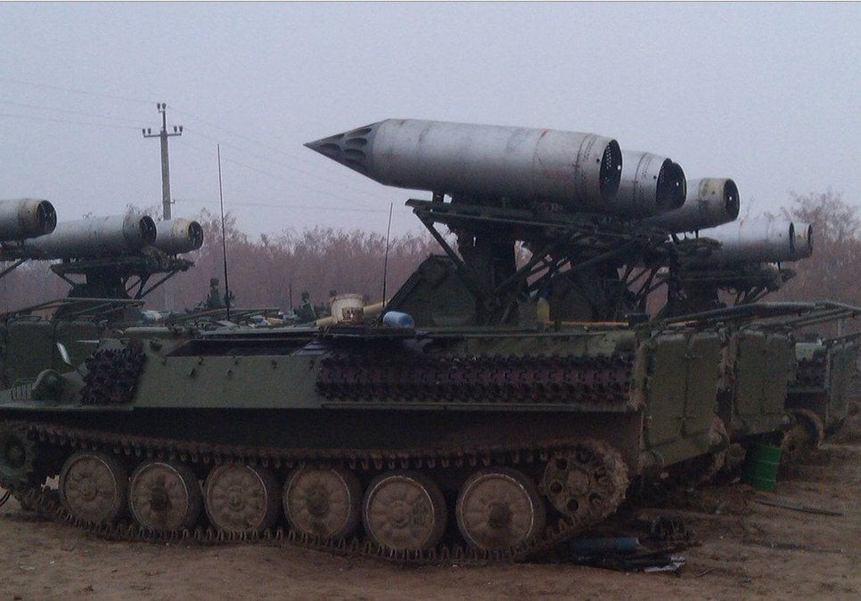 Pháo phản lực phóng loạt với ống phóng thường được sử dụng để gắn cho trực thăng nhưng đã được độ lại để gắn lên xe thiết giáp. Nguồn ảnh: TankinAction.