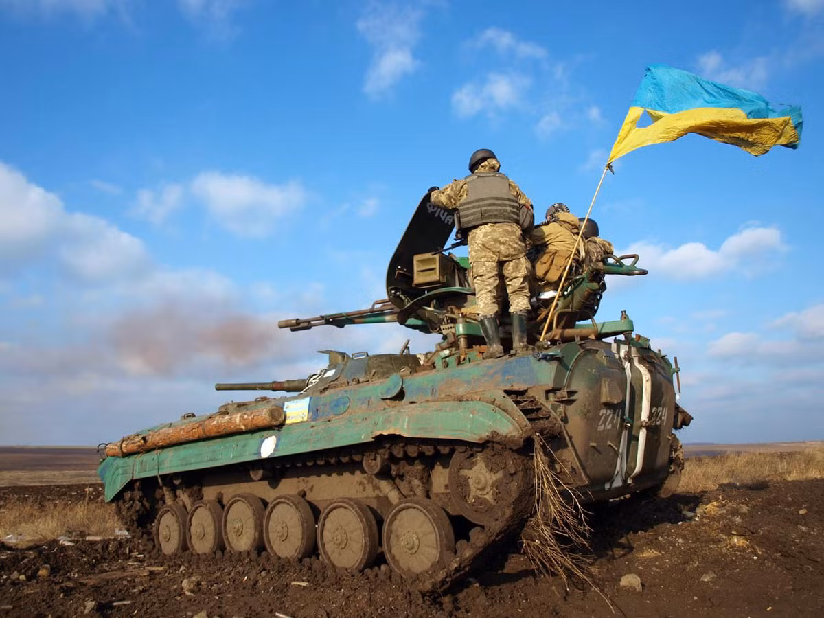 Cuộc chiến có sự tham gia của hai phe bao gồm một bên là Quân chính phủ Ukraine được Mỹ hậu thuẫn với phía còn lại là Cộng hoà Nhân dân Donetsk tự xưng do Nga chống lưng. Nguồn ảnh: TankinAction.