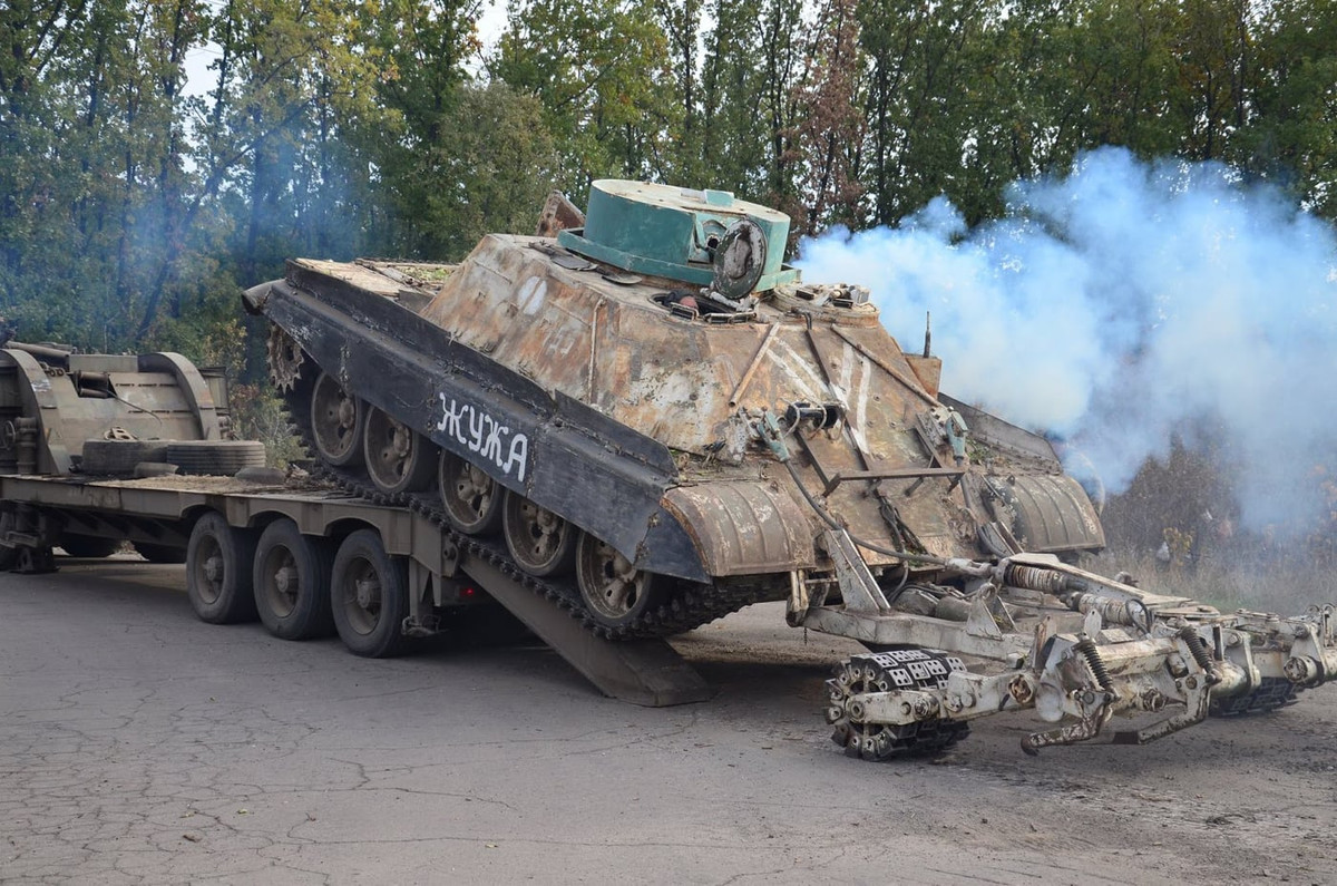 Xe thiết giáp hỗ trợ BMR-1 - loại xe hỗ trợ rà phá bom mìn cực kỳ hiếm gặp, chỉ được Ukraine sản xuất thử vài chiếc nhưng tới nay cũng được mang ra sử dụng. Nguồn ảnh: TankinAction.