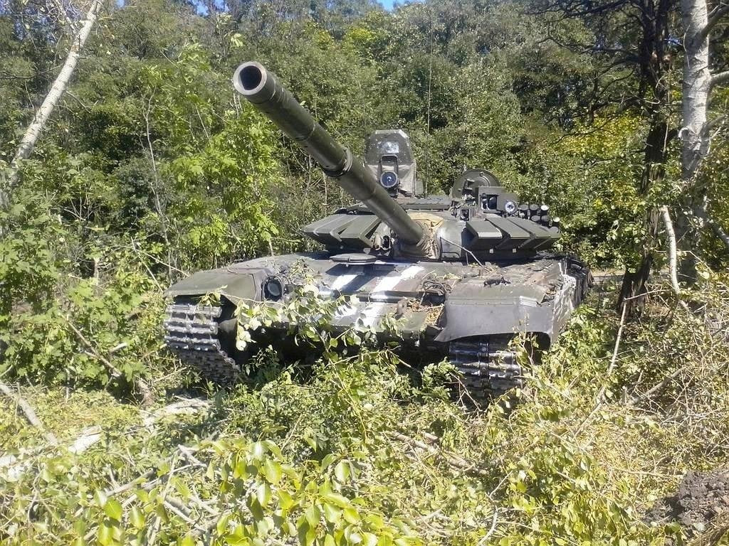 Xe tăng T-72 được sản xuất vào năm 1989 ban đầu phục vụ trong biên chế lực lượng thân Nga, sau đó bị phía Ukraine thu giữ làm chiến lợi phẩm nhưng sau đó lại bị lực lượng thân Nga chiếm lại được. Nguồn ảnh: TankinAction.