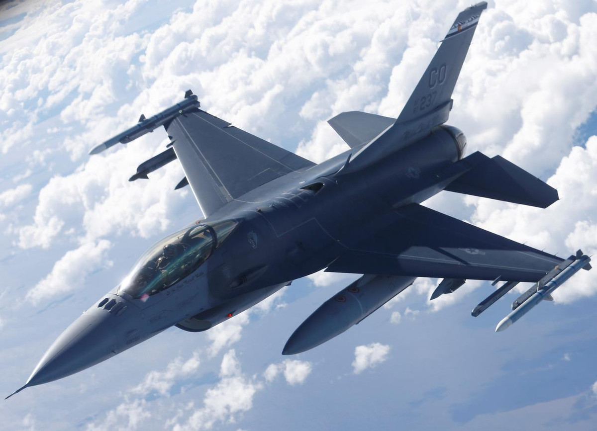 Ngoài ra, một vài yếu tố rất "ăn tiền" của dòng tiêm kích F-16 nói chung vẫn được giữ lại trên phiên bản này, trong đó đặc biệt quan trọng là giá thành rẻ và chi phí vận hành tiết kiệm. Nguồn ảnh: Lockheedmartin.