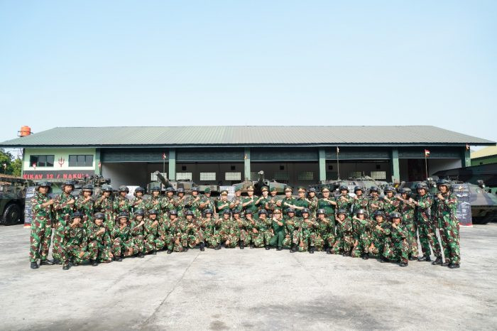 Đây hiện tại được coi là loại xe tăng chủ lực hiện đại bậc nhất của quân đội Indonesia cũng như trong khu vực Đông Nam Á. Ảnh: Phái đoàn Việt Nam chụp ảnh kỷ niệm cùng các kíp chiến đấu Leopard 2A4 của Indonesia. Nguồn ảnh: Pinterest.