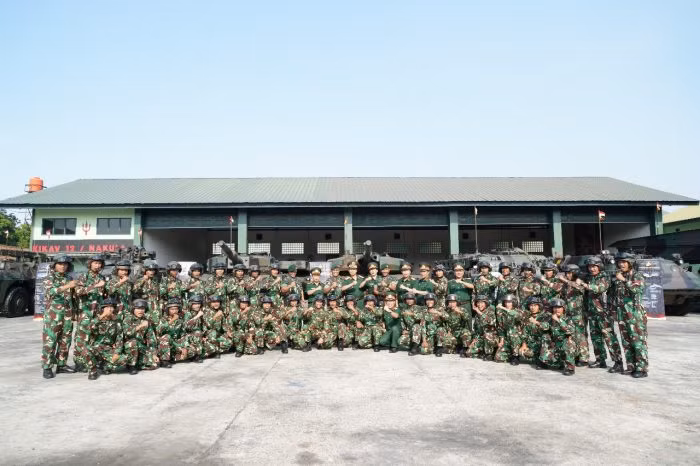 Đây hiện tại được coi là loại xe tăng chủ lực hiện đại bậc nhất của quân đội Indonesia cũng như trong khu vực Đông Nam Á. Ảnh: Phái đoàn Việt Nam chụp ảnh kỷ niệm cùng các kíp chiến đấu Leopard 2A4 của Indonesia. Nguồn ảnh: Pinterest.