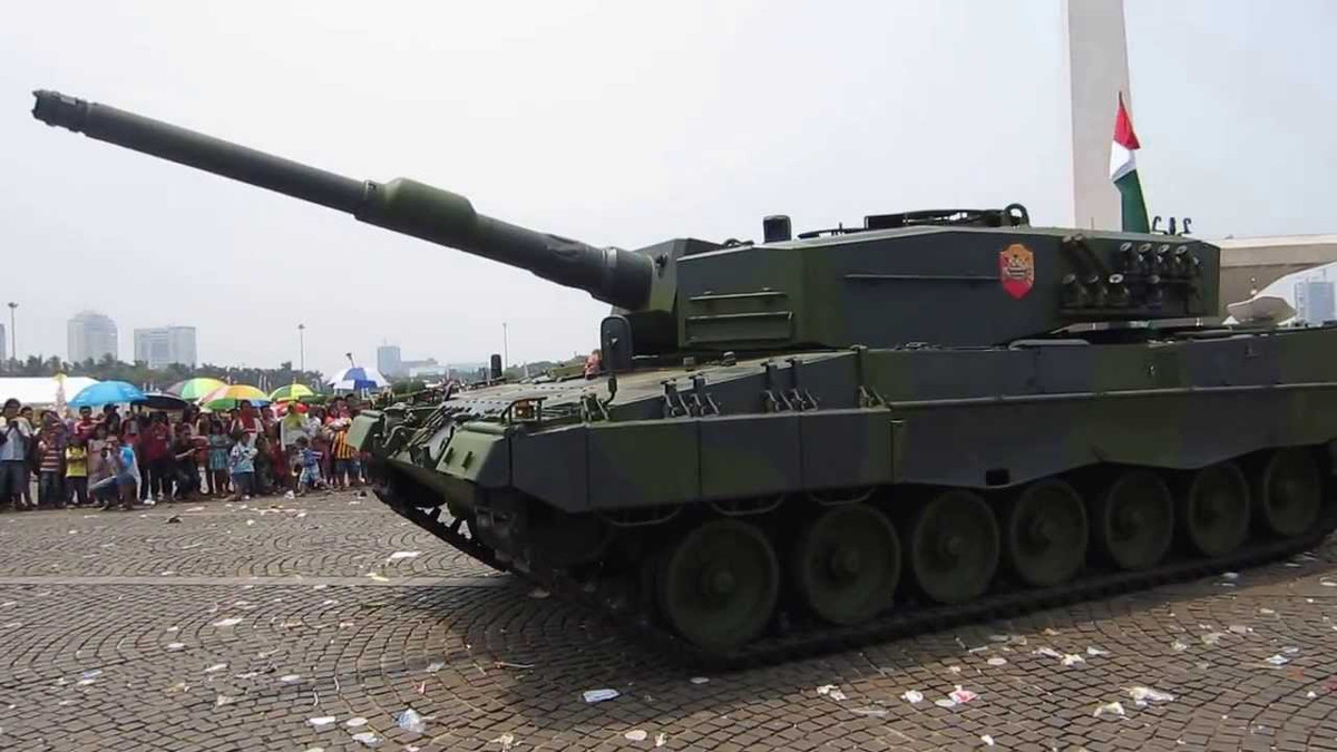 Indonesia bắt đầu nhận những chiếc xe tăng chủ lực Leopard 2A4 đầu tiên từ năm 2016. Đây đều là những xe tăng do Đức thiết kế, được tối ưu hóa phục vụ cho việc tác chiến đô thị. Nguồn ảnh: Pinterest.
