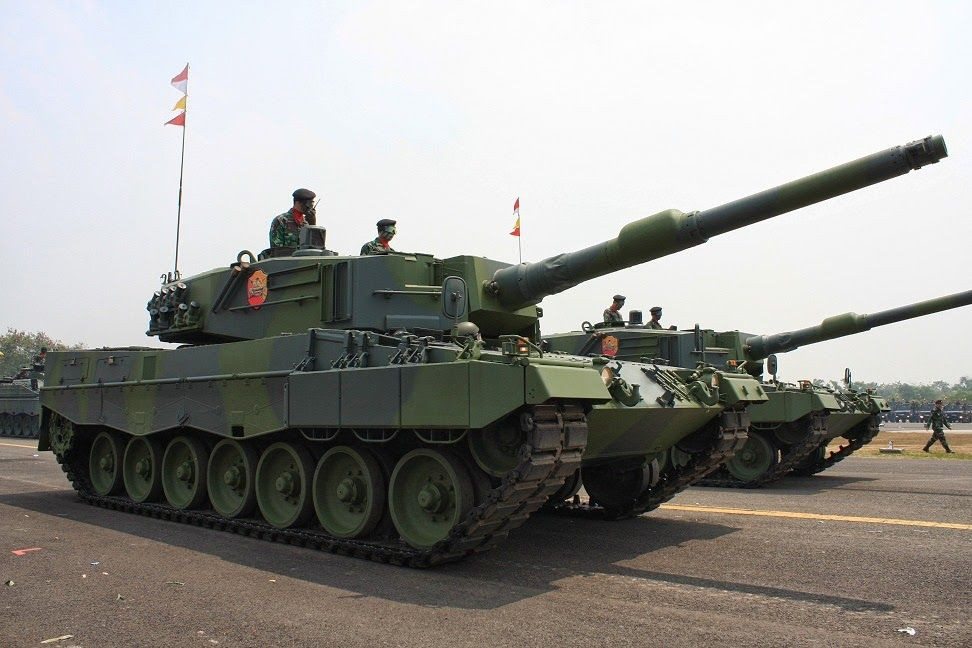 Việc cải biên xe tăng chủ lực Leopard 2A4 được thực hiện theo yêu cầu của Indonesia. Theo đó, loại xe tăng này cần có thêm nhiều thiết bị cảm biến, hỏa lực phụ trợ giúp nó tác chiến tốt hơn trong môi trường chật hẹp. Nguồn ảnh: Pinterest.