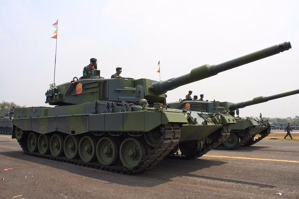 Việc cải biên xe tăng chủ lực Leopard 2A4 được thực hiện theo yêu cầu của Indonesia. Theo đó, loại xe tăng này cần có thêm nhiều thiết bị cảm biến, hỏa lực phụ trợ giúp nó tác chiến tốt hơn trong môi trường chật hẹp. Nguồn ảnh: Pinterest.