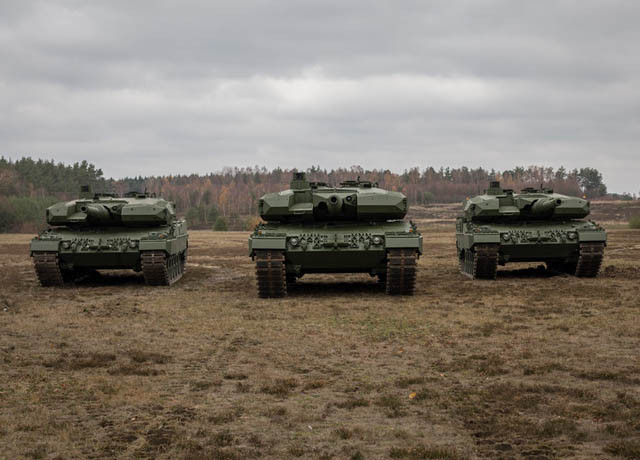 Bắt đầu được bán ra từ năm 1992 bao gồm các xe tăng Leopard 2A4 sản xuất mới và gói nâng cấp dành cho các phiên bản cũ lên phiên bản 2A4, phiên bản này tới nay đã bắt đầu được nhiều quốc gia trên thế giới thanh lý với giá thành rất rẻ và hiệu năng chiến đấu vẫn khá hợp thời. Nguồn ảnh: Pinterest.