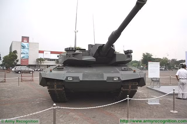Quân đội Indonesia đã đặt hàng tổng cộng 103 chiếc xe tăng Leopard 2A4 từ Đức. Đây đều là loại xe tăng cũ đã từng qua sử dụng và sau khi cải biên, các xe tăng này được mang định danh Leopard 2RI (viết tắt của "Cộng hòa Indonesia"). Nguồn ảnh: Pinterest.