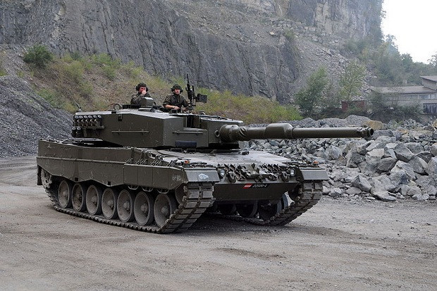 Leopard 2A4 cũng là phiên bản phổ biến nhất của dòng xe tăng chủ lực Leopard 2. Loại xe tăng này có một vài thay đổi ở hệ thống treo, hệ thống ngắm bắn tự động và hệ thống hỗ trợ hỏa lực. Nguồn ảnh: Pinterest.
