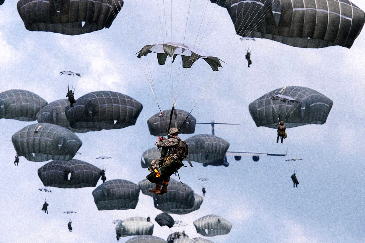 Một trong những yếu điểm của lối đánh này đó là dù nó đã không còn lợi hại như quá khứ, tuy nhiên các mối "nguy hiểm" với việc lực lượng đổ bộ trong lòng địch có nguy cơ bị bao vây, bị tóm sống hoặc bị nghiền nát bởi đối phương vẫn còn hiện hữu và không thể khắc phục được. Nguồn ảnh: USAF.