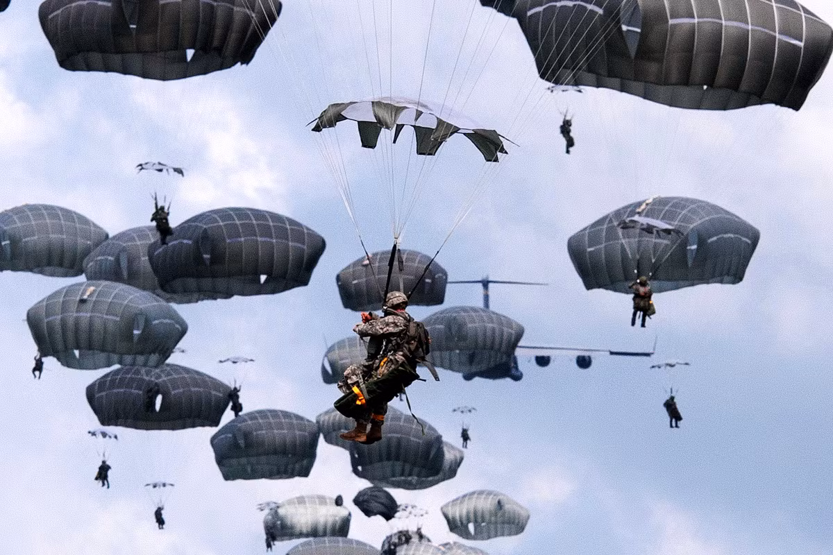 Một trong những yếu điểm của lối đánh này đó là dù nó đã không còn lợi hại như quá khứ, tuy nhiên các mối "nguy hiểm" với việc lực lượng đổ bộ trong lòng địch có nguy cơ bị bao vây, bị tóm sống hoặc bị nghiền nát bởi đối phương vẫn còn hiện hữu và không thể khắc phục được. Nguồn ảnh: USAF.