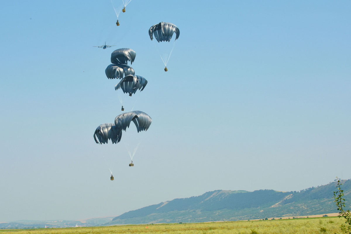 Ngoài ra, với sự ra đời của các loại máy bay trực thăng hạng nặng, lính dù Mỹ cũng thường được không vận tới trận địa bằng trực thăng và sau đó triển khai quân một cách dễ dàng thay vì phải nhảy xuống đất từ độ cao vài trăm mét. Nguồn ảnh: USAF.