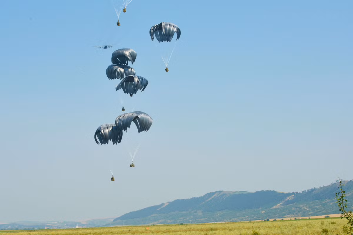 Ngoài ra, với sự ra đời của các loại máy bay trực thăng hạng nặng, lính dù Mỹ cũng thường được không vận tới trận địa bằng trực thăng và sau đó triển khai quân một cách dễ dàng thay vì phải nhảy xuống đất từ độ cao vài trăm mét. Nguồn ảnh: USAF.
