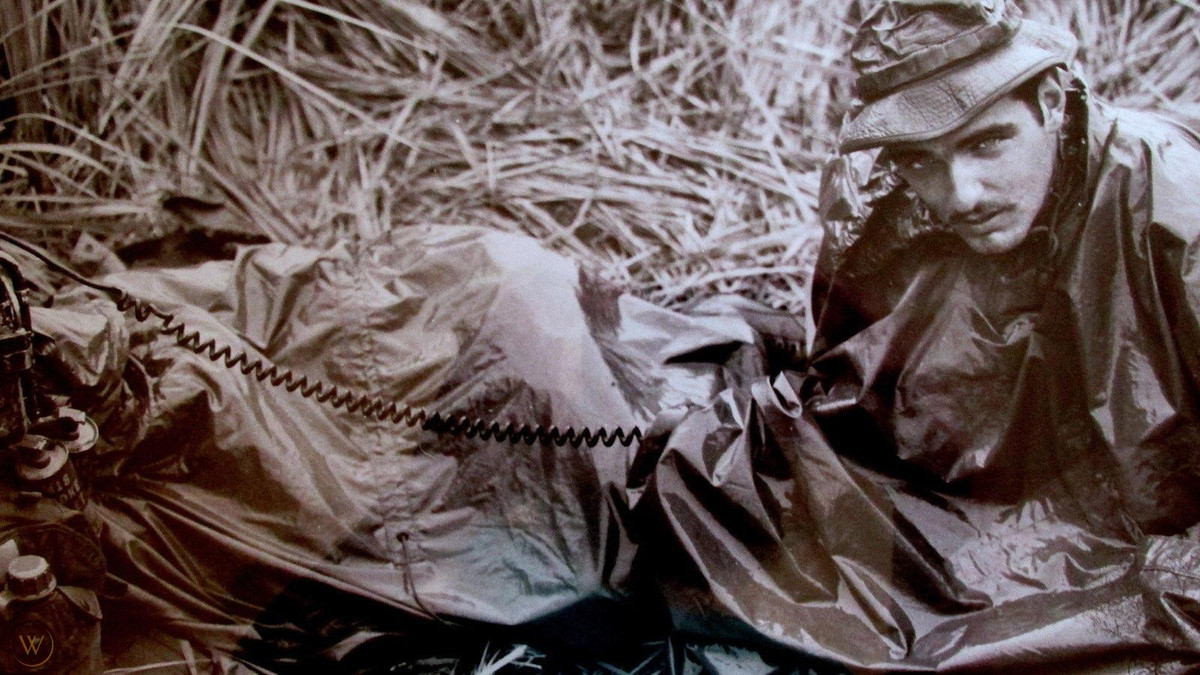 Ngần đó lý do cũng đủ để ta nhận thấy rằng những điện đài viên của Mỹ trong Chiến tranh Việt Nam phải vất vả như thế nào trên chiến trường. Nguồn ảnh: Pinterest.