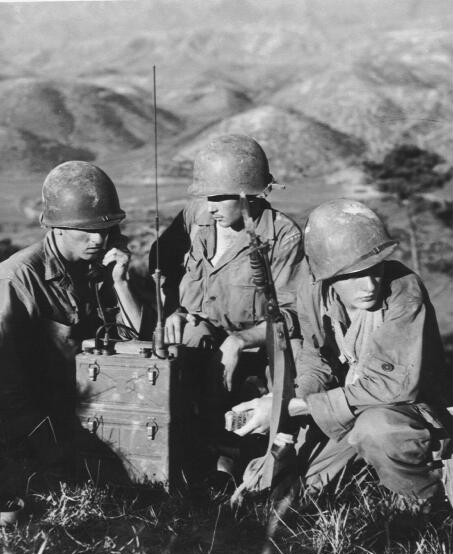Do khoảng cách giao tranh rất hẹp, quân giải phóng hoàn toàn có thể chỉ dùng mắt thường để phát hiện, định vị cũng như tiêu diệt điện đài viên của đối phương và cả những người lính khác gần bên cạnh. Nguồn ảnh: Pinterest.