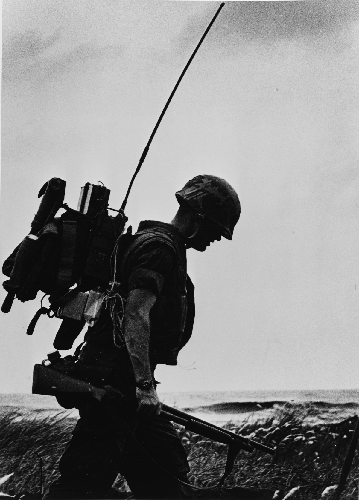 Chiếc ăng-ten này sẽ chỉ ra chính xác vị trí của điện đài viên giữa chiến trường rộng lớn và quân giải phóng có thể tập trung hỏa lực, dù không tiêu diệt được mục tiêu nhưng cũng đảm bảo sẽ "ghìm chặt" đối phương. Nguồn ảnh: Pinterest.