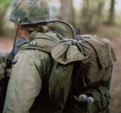 Điện đài viên còn luôn bám sát sĩ quan chỉ huy để giúp viên chỉ huy này liên lạc với các chỉ huy khác để hiệp đồng hoặc xin tăng viện hỏa lực. Nguồn ảnh: Pinterest.