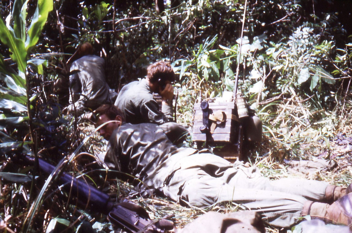 Việc tiêu diệt được điện đài viên nhiều cơ may sẽ còn phá hủy được luôn chiếc điện đài, khiến đối phương về cơ bản sẽ bị cắt đứt mọi thông tin liên lạc. Nguồn ảnh: Pinterest.