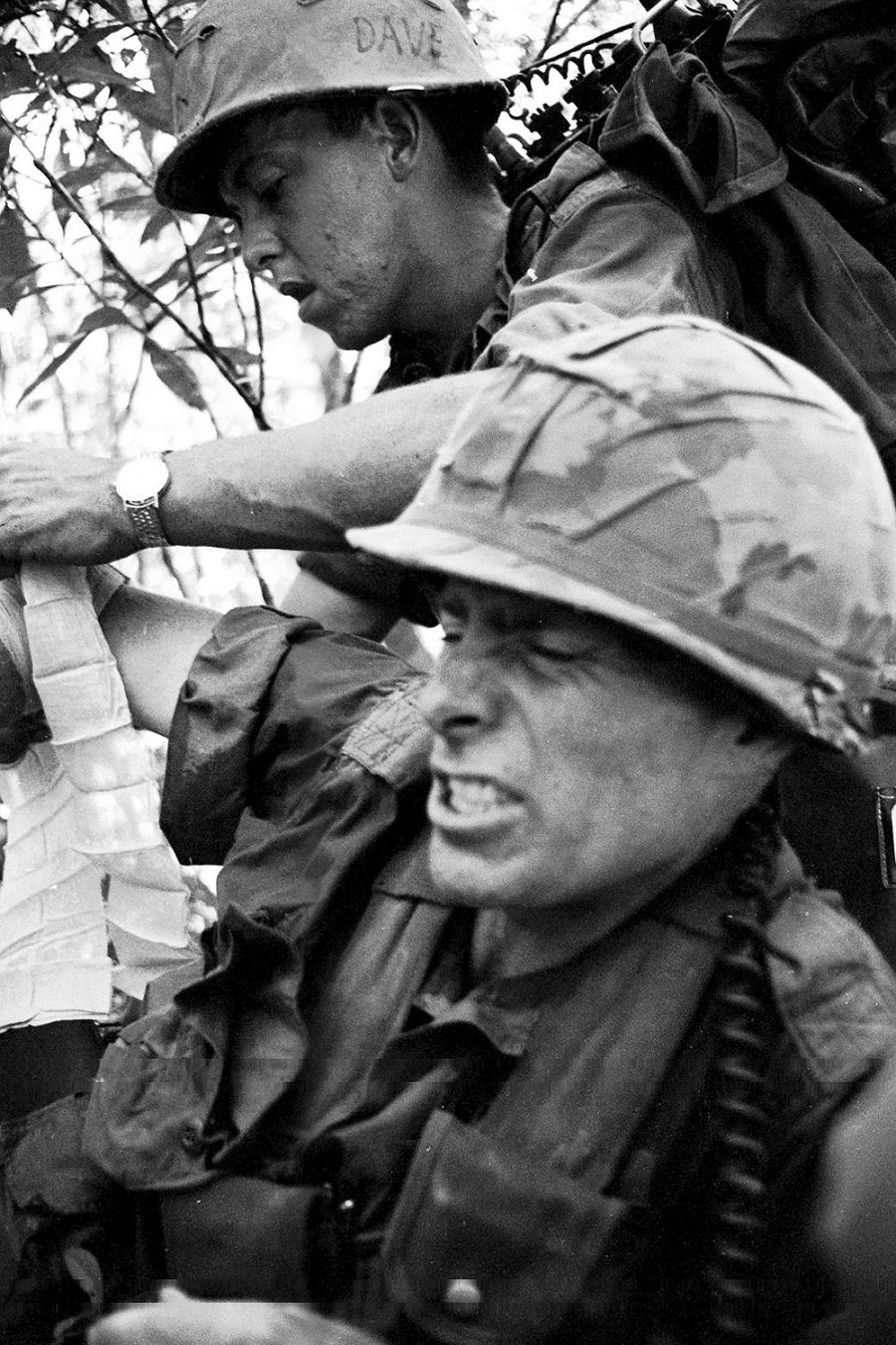 Ngoài ra, việc mang vác và đảm bảo điện đài hoạt động được tốt trong điều kiện hành quân bộ trên chiến trường Việt Nam cũng là điều rất khó khăn do thiết bị này thường rất nặng và cồng kềnh. Nguồn ảnh: Pinterest.