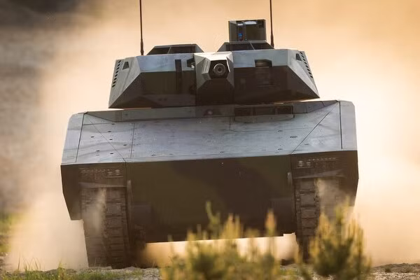 Bên trong xe thậm chí còn được gắn một lớp vật liệu đặc biệt tăng cường, giúp bảo vệ thành viên kíp chiến đấu trong trường hợp vỏ xe bị hoả lực đối phương đục thủng. Nguồn ảnh: Rheinmetall.