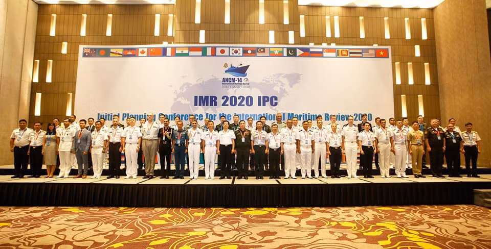 Trong lễ họp báo ra mắt sự kiện, quốc kỳ của những quốc gia sẽ tham dự Lễ duyệt binh hải quân quốc tế IMR 2020 do Việt Nam tổ chức đã xuất hiện đầy đủ.