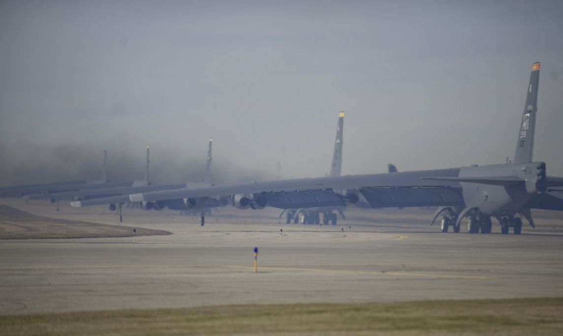 Là một máy bay ném bom to lớn, tốc độ bay chậm nó dễ dàng trở thành mồi ngon của các hệ thống lửa đánh chặn này.