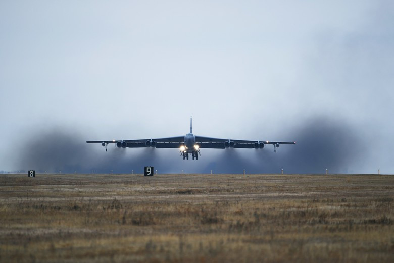 Ngoài khối lượng bom khủng khiếp, B-52 còn được cải tiến nâng cấp để mang những tên lửa hành trình tầm xa tấn công.