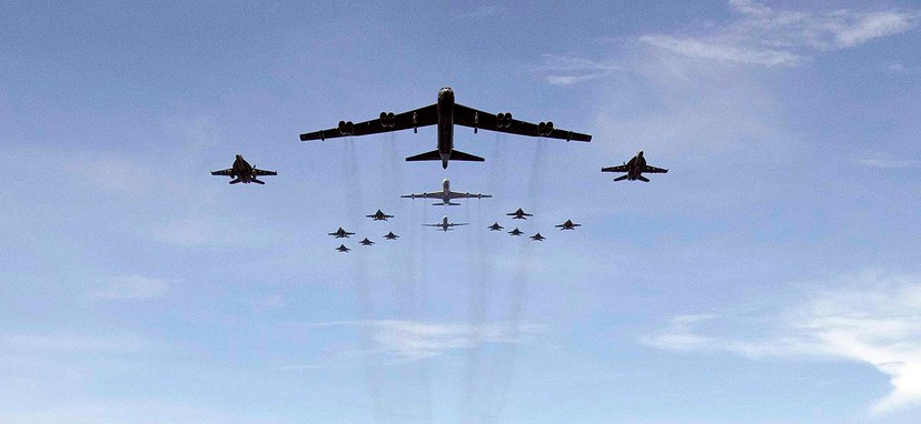 Lúc này pháo đài bay B-52 mới xuất hiện để dội bão lửa lên đầu đối phương.