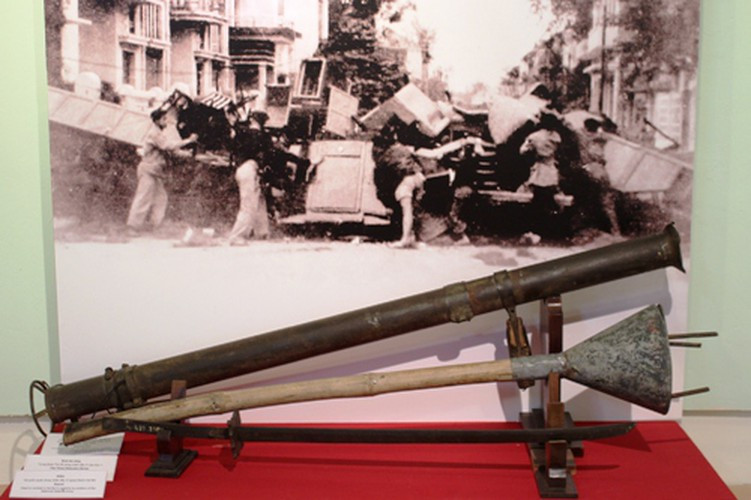 Mặc dù vậy, do bom ba càng là thứ vũ khí có sức sát thương ghê gớm, người sử dụng sẽ gần như nắm chắc cái chết trong tay nên Việt Minh sử dụng rất hạn chế loại vũ khí này. Nguồn ảnh: QPVN.