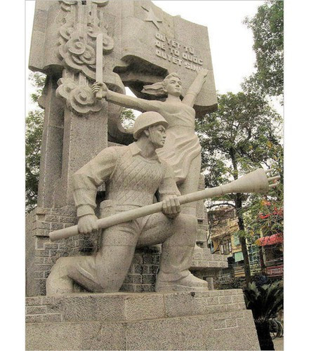 Ngày nay, hình tượng bom ba càng vẫn xuất hiện trong nhiều tác phẩm điêu khắc, nghệ thuật, biểu trưng cho một thời "quyết tử cho tổ quốc quyết sinh", là hiện thân của chủ nghĩa anh hùng trong chiến tranh dựng nước, giữ nước. Nguồn ảnh: Trip.