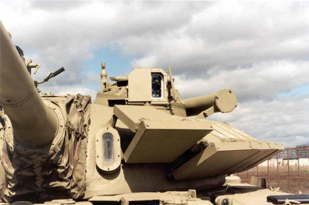 Quá trình đắp thêm giáp cũng khiến trọng lượng của T-55M6 tăng lên, kèm theo đó là khẩu pháo và tháp pháo cồng kềnh hơn, trọng lượng của nó tối thiểu cũng lên tới 43 tấn - tương đương với các loại xe tăng chủ lực T-72 hay T-80 sau này. Nguồn ảnh: Rost.